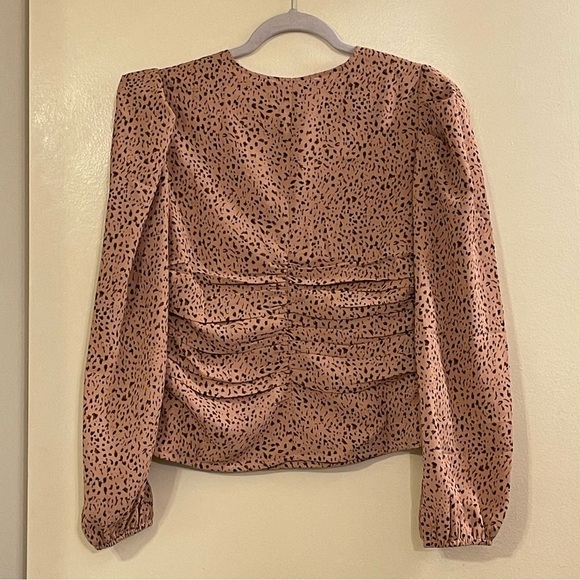 ASTR‎ THE LABEL Cinched Front Long Sleeve Top in Clay Animal - Picture 6 of 10